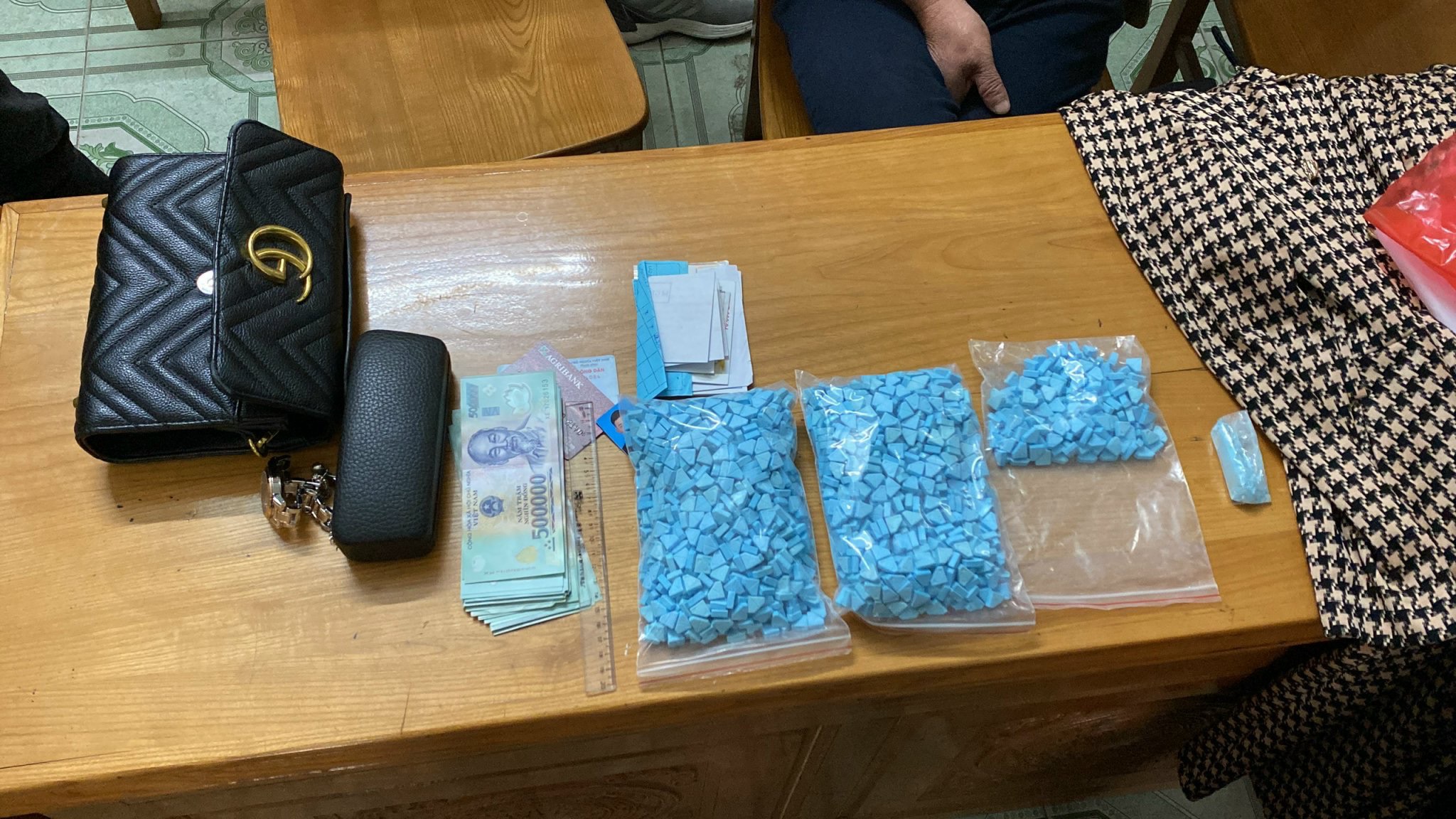 Phòng Cảnh sát ma tuý: Bắt đối tượng mua bán, vận chuyển trái phép chất ma túy, thu 2.214 viên ma túy tổng hợp